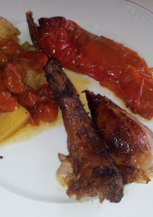 Una foto de Cordero asado con patatas y verduras