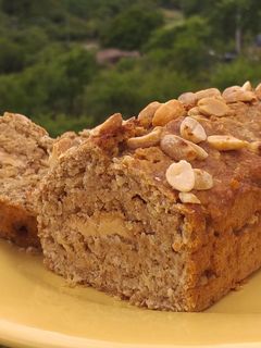 Una foto de Budín integral vegano de banana con corazón de maní