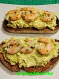 Tostas con aguacate, huevo, salsa mahonesa y langostinos