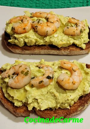 Una foto de Tostas con aguacate, huevo, salsa mahonesa y langostinos