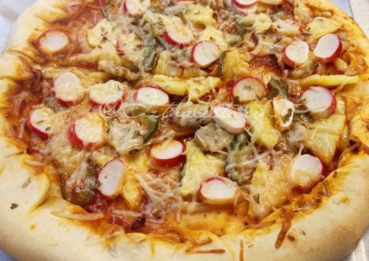 Seafood pizza with pineapple 😊