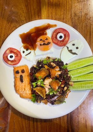 รูปของ ข้าวขยำปลาแซลมอนฮาโลวีน🎃