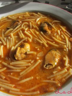 Una foto de Sopa de fideos con mejillones