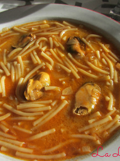 Una foto de Sopa de fideos con mejillones