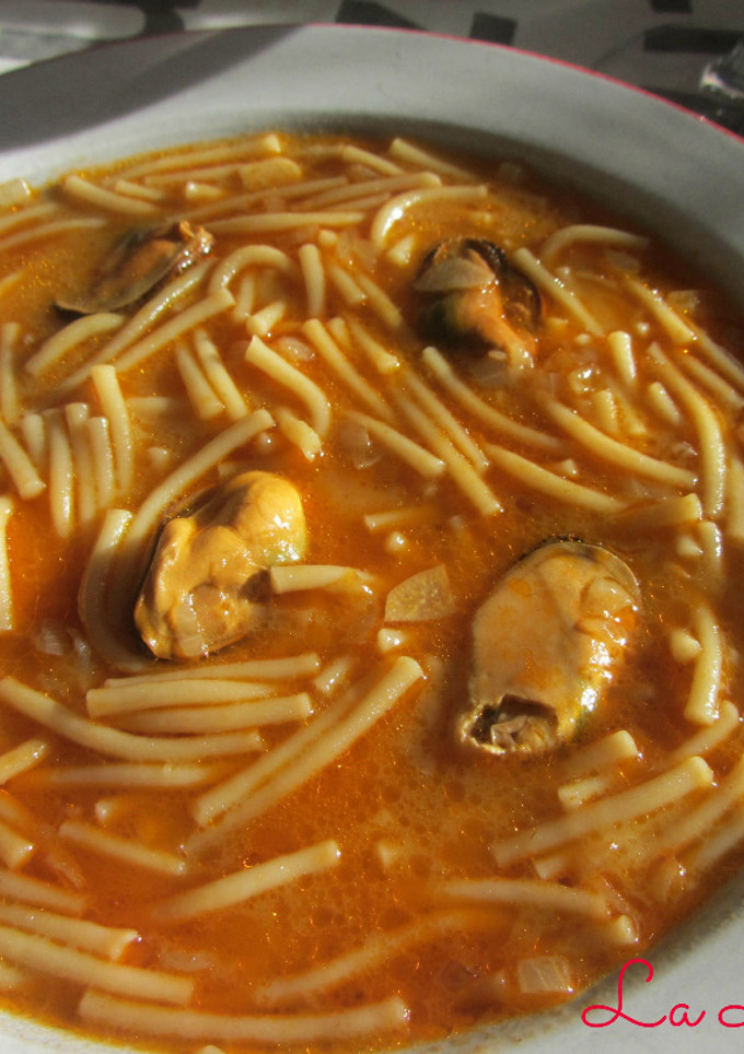 Una foto de Sopa de fideos con mejillones