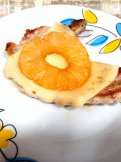 Una foto de Chuletas de cerdo con queso y piña caramelizada
