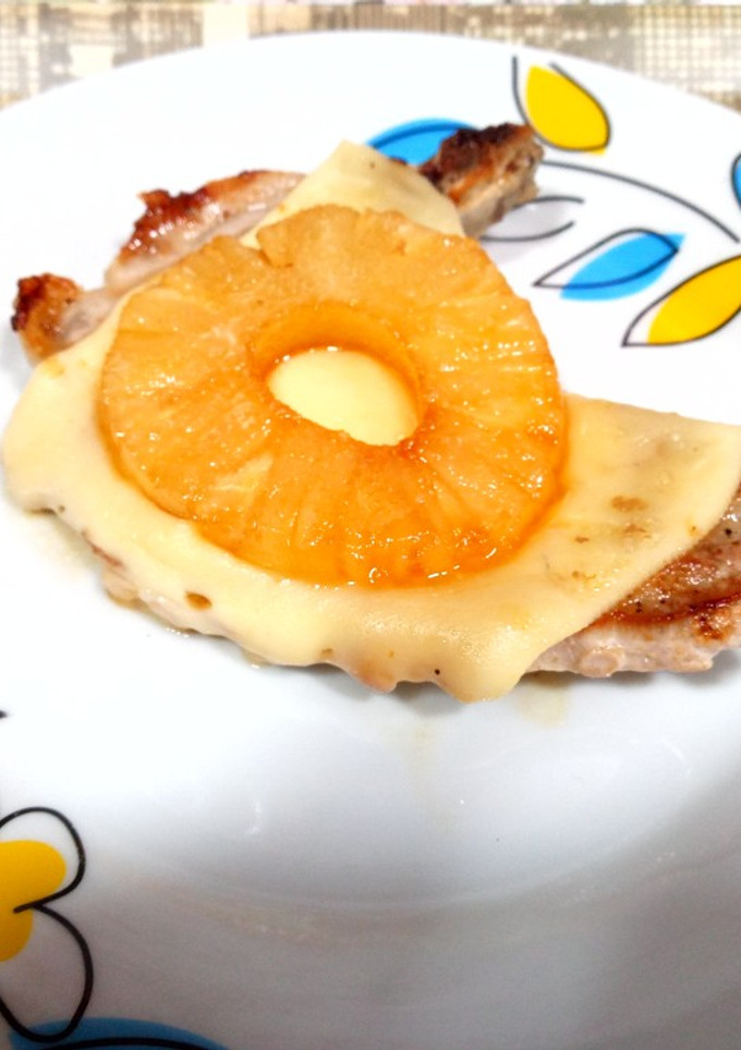 Una foto de Chuletas de cerdo con queso y piña caramelizada