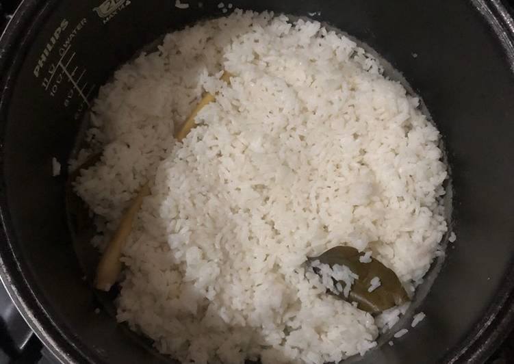 Langkah Mudah untuk Menyiapkan Nasi Uduk ala rice cooker, Lezat