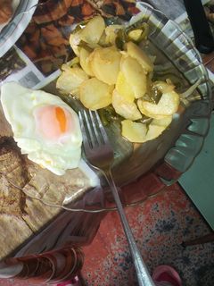 Una foto de Papas a lo pobre y huevo