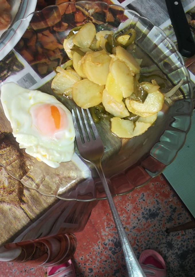 Una foto de Papas a lo pobre y huevo
