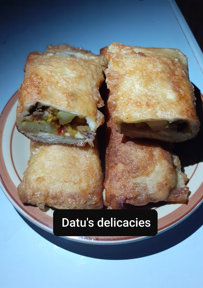 A picture of Bread spring rolls.