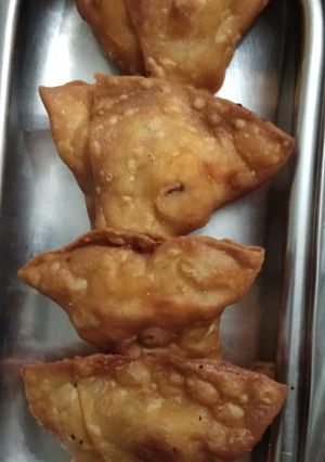 સમોસા (Samosa Recipe in Gujarati) રેસીપી મુખ્ય ફોટો