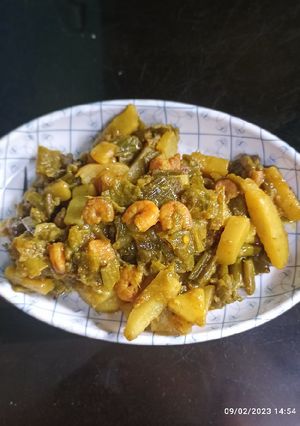 চিংড়ি দিয়ে আলু-পেঁয়াজকলির চচ্চড়ি(chingri aloo piyaj koli chachori recipe in bengali) রেসিপির প্রধান ছবি