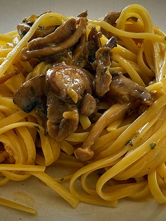 Una foto de Tallarines con carbonara de setas