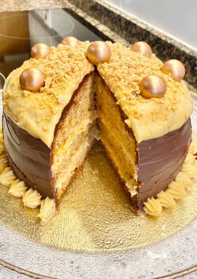 Una foto de Tarta con crema pastelera de turrón