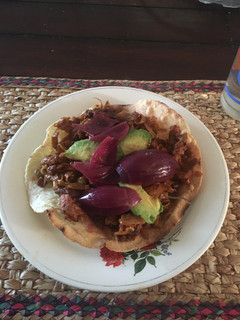 Una foto de Tostadas con col enchileanchada y chorizo
