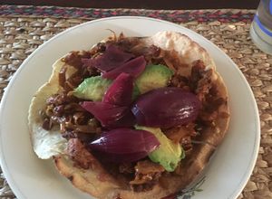 Una foto de Tostadas con col enchileanchada y chorizo