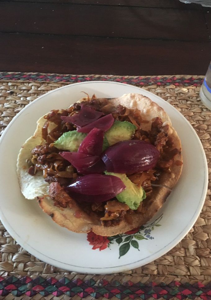 Una foto de Tostadas con col enchileanchada y chorizo