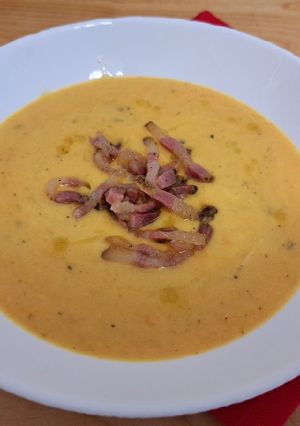 O poză a rețetei Supa crema cu morcovi, cartofi, telina si sunculita.