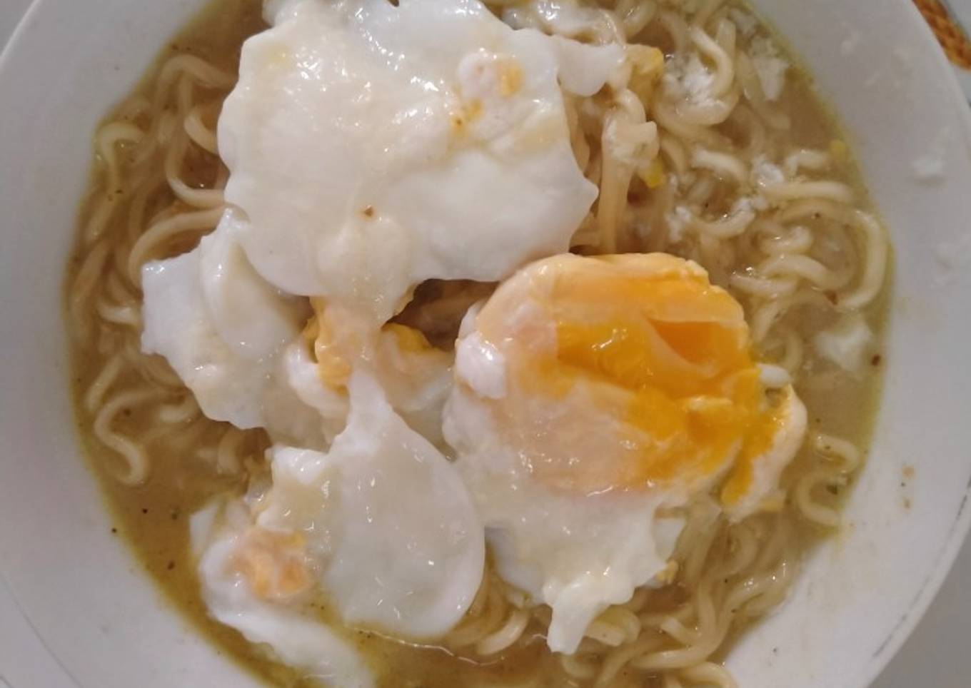 Mie instan kuah rasa soto.