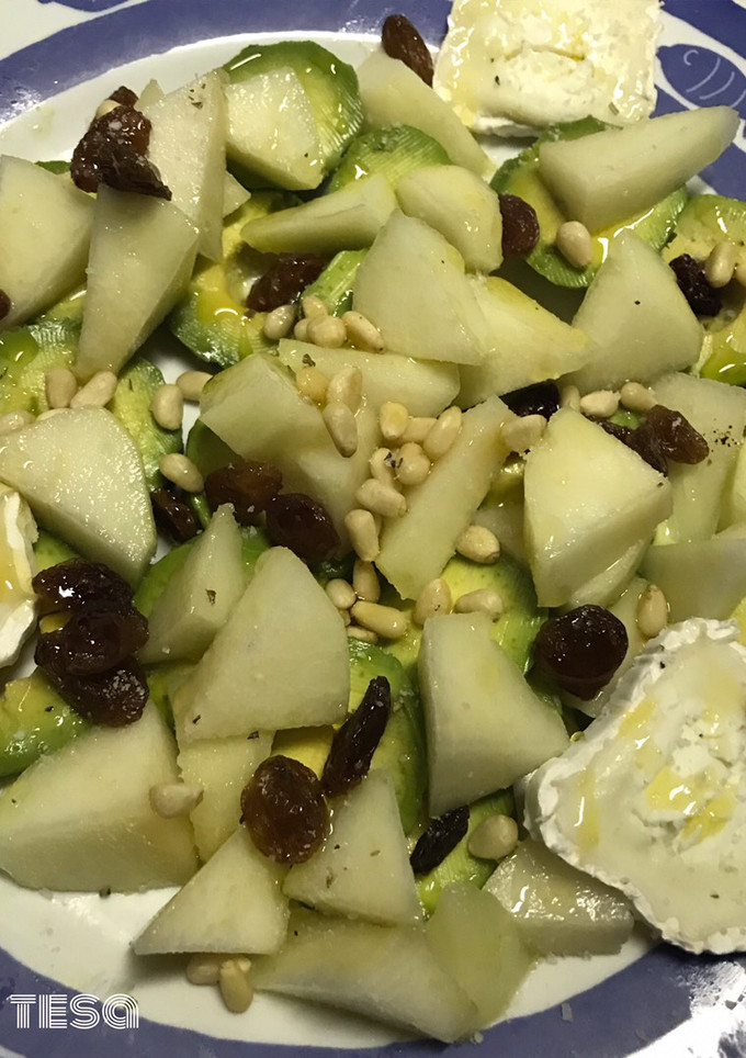 Una foto de Ensalada de frutos frescos y secos, con queso de cabra