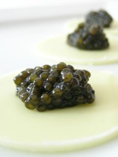 Una foto de Bocadillos de chocolate y caviar
