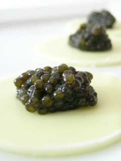 Una foto de Bocadillos de chocolate y caviar