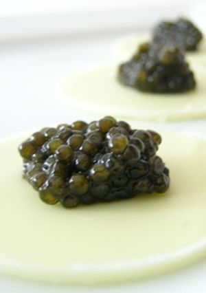 Una foto de Bocadillos de chocolate y caviar