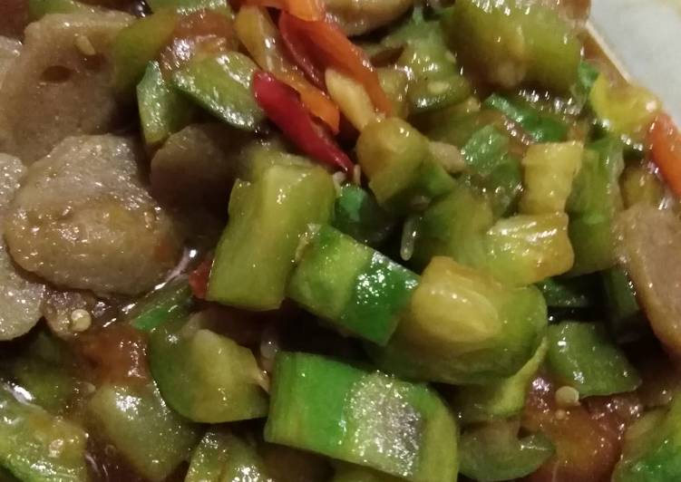 Bagaimana Membuat Oseng gambas pedas iris bakso yang Sempurna