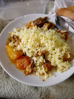 Una foto de Estofado y arroz largo