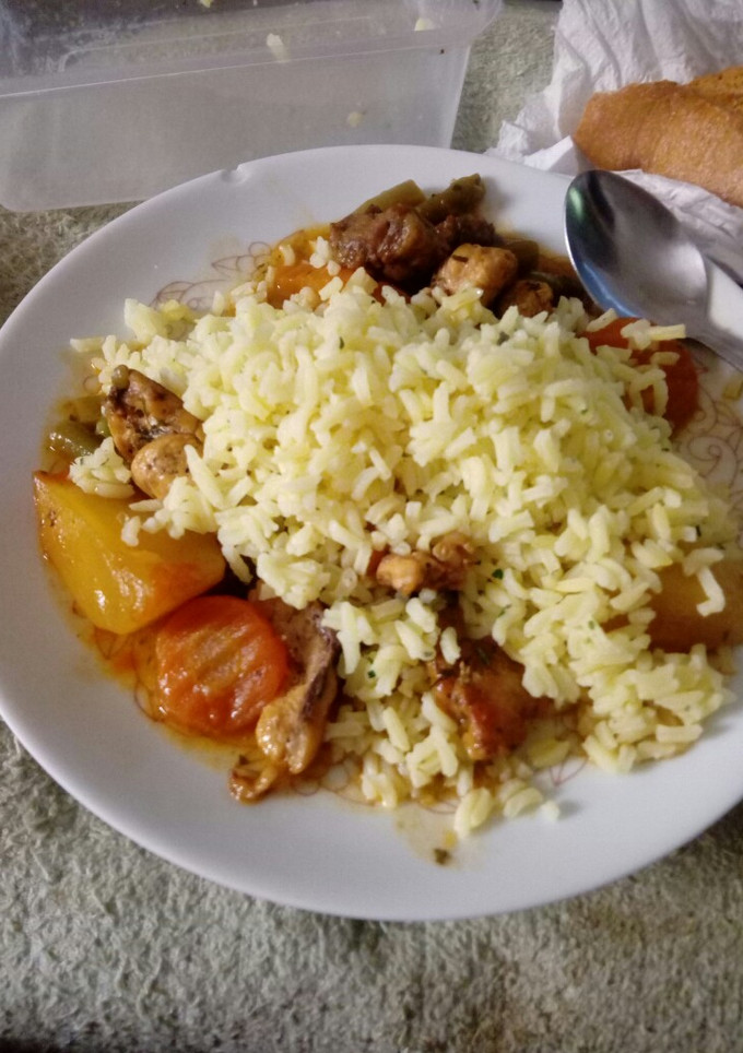 Una foto de Estofado y arroz largo