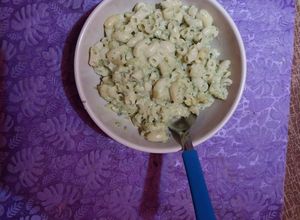 Una foto de Macarrones verdes 👌😋🫢