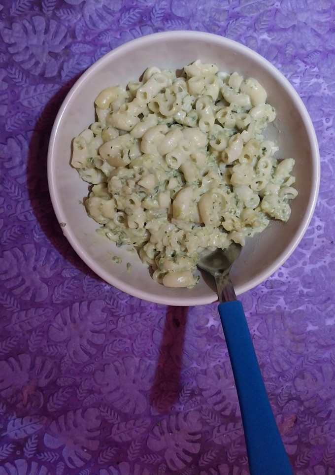 Una foto de Macarrones verdes 👌😋🫢