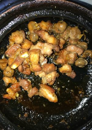 Hình của món Ba rọi kho nấm rơm.