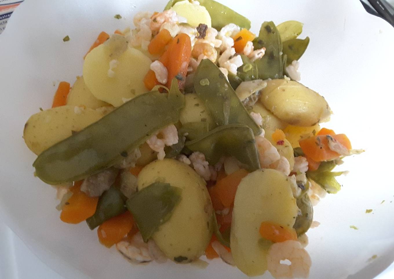 Salade de grenailles et de mange-tout aux crevettes roses