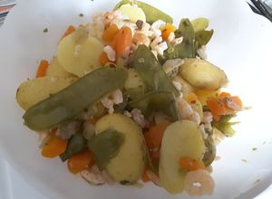 Une photo de Salade de grenailles et de mange-tout aux crevettes roses