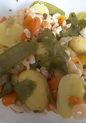 Une photo de Salade de grenailles et de mange-tout aux crevettes roses