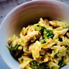 A picture of Chicken, broccoli and rosmarino cheese pasta.