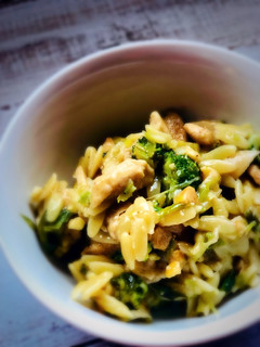 A picture of Chicken, broccoli and rosmarino cheese pasta.