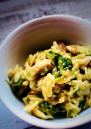 A picture of Chicken, broccoli and rosmarino cheese pasta.