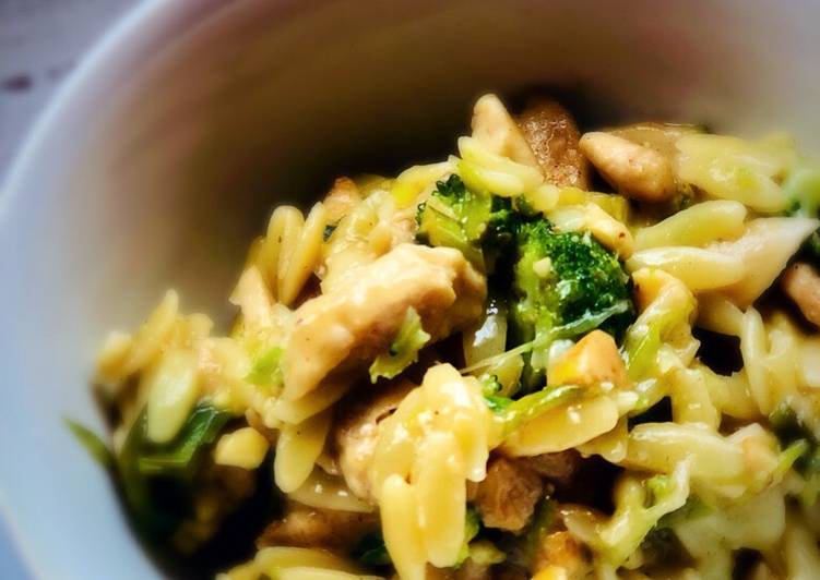Chicken, broccoli and rosmarino cheese pasta