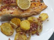 Una foto de truchas al horno con jamon