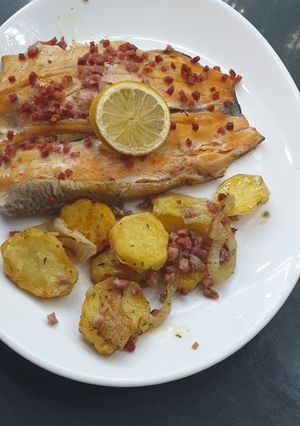Una foto de Truchas arcoíris con cama de papas y cebolla