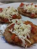 Patacón de banano con guiso y queso