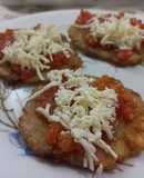 Patacón de banano con guiso y queso