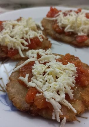 Una foto de Patacón de banano con guiso y queso