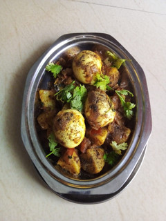 முட்டை உருளை கிழங்கு வறுவல் (Muttai urulaikilanku varuval recipe in tamil) செய்முறை முக்கிய புகைப்படம்