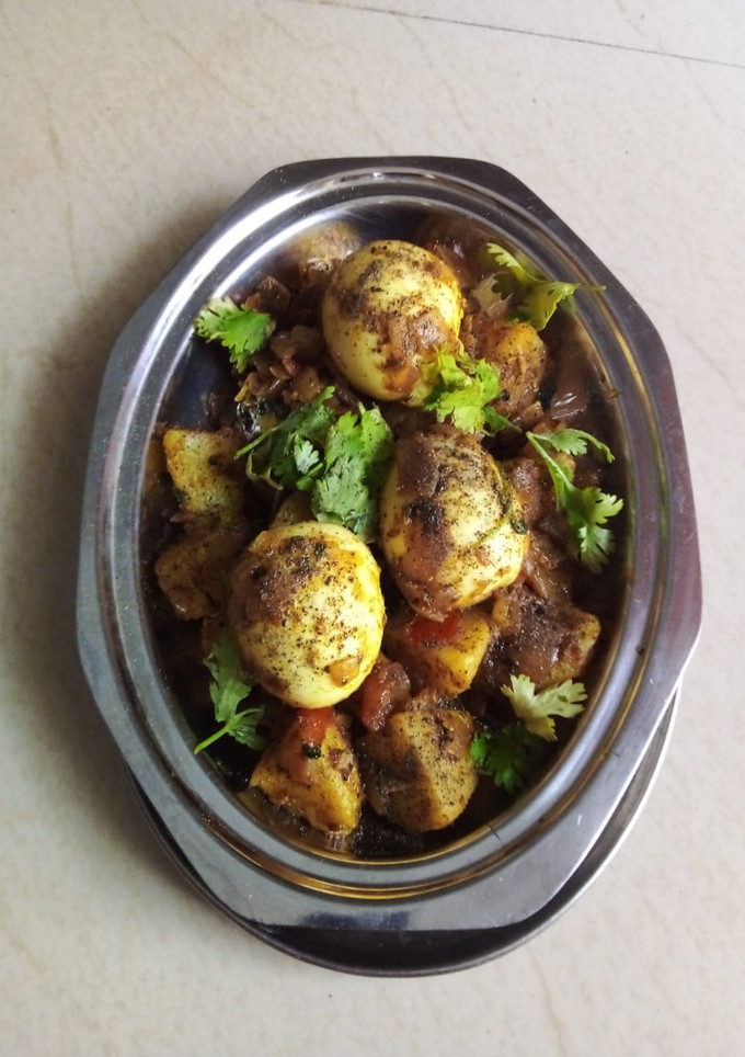 முட்டை உருளை கிழங்கு வறுவல் (Muttai urulaikilanku varuval recipe in tamil) செய்முறை முக்கிய புகைப்படம்