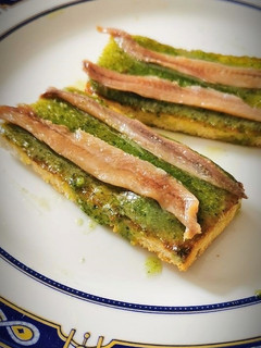 Una foto de Tostas con salsa Pesto Genovés y Anchoas