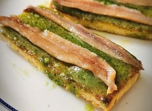 Foto principal de Tostas con salsa Pesto Genovés  y Anchoas
